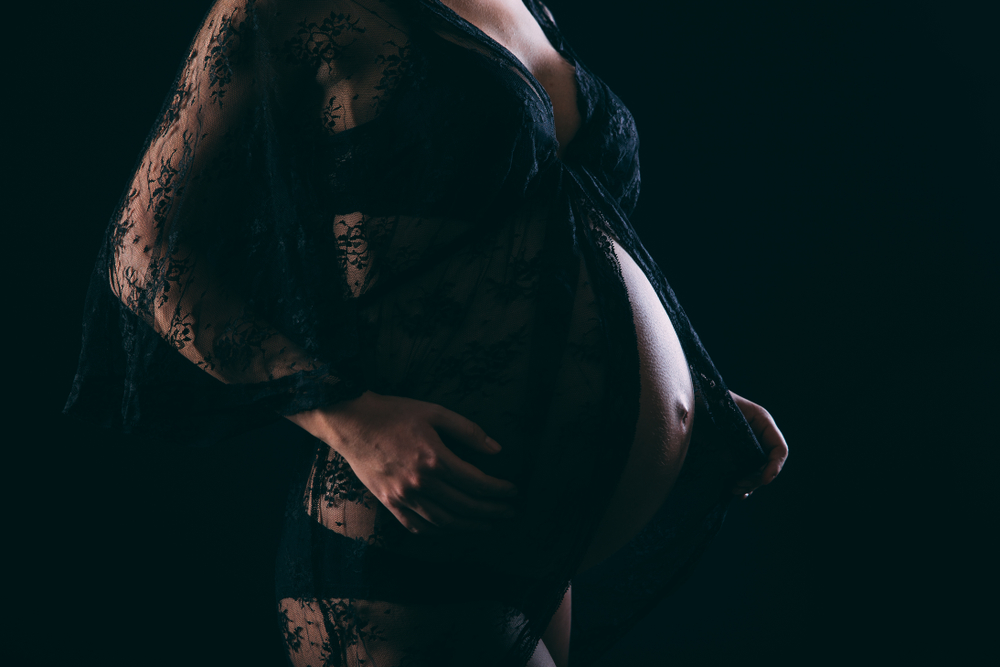 Rim lighting on a pregnant woman's stomach